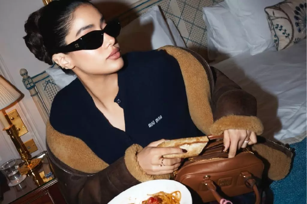 Janhvi Kapoor का नया मूड: बैग में कॉउचर और ब्रेड का एक टुकड़ा Janhvi Kapoor का नया मूड: बैग में कॉउचर और ब्रेड का एक टुकड़ा
