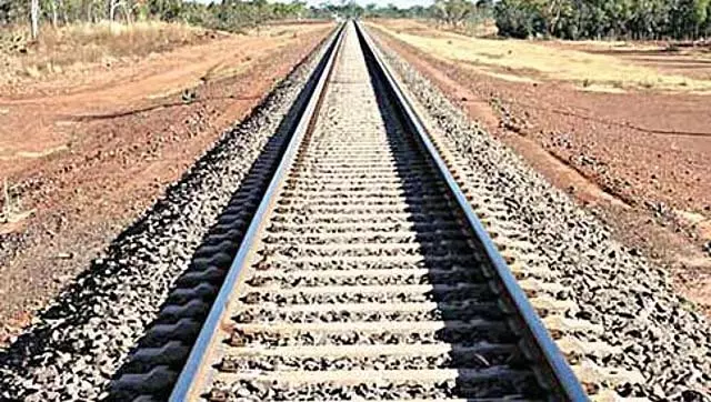 Bengaluru : हेडफोन लगाकर ट्रैक पार करते समय ट्रेन की चपेट में आने से बीबीएम छात्र की मौत Bengaluru : हेडफोन लगाकर ट्रैक पार करते समय ट्रेन की चपेट में आने से बीबीएम छात्र की मौत