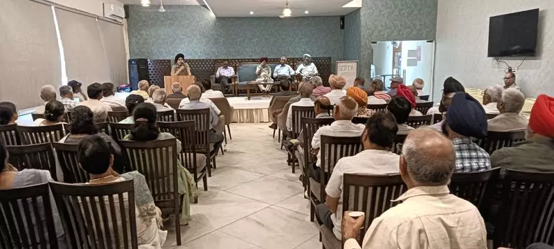 सेवानिवृत्त प्रधानाचार्य और शिक्षकों ने राज्य स्तरीय बैठक में लंबित मांगों पर जोर दिया सेवानिवृत्त प्रधानाचार्य और शिक्षकों ने राज्य स्तरीय बैठक में लंबित मांगों पर जोर दिया