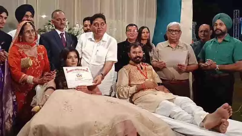 Jalandhar: दंपत्ति ने अंगूठी समारोह को रक्तदान अभियान में बदला, 30 यूनिट रक्त एकत्र किया Jalandhar: दंपत्ति ने अंगूठी समारोह को रक्तदान अभियान में बदला, 30 यूनिट रक्त एकत्र किया