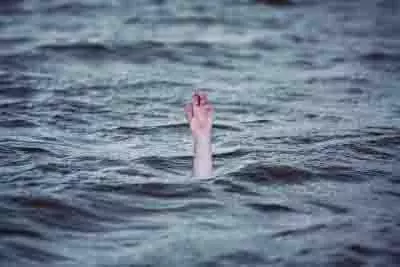 Karnataka: बांध के बैकवाटर में परिवार के डूबने से दो की मौत, चार लापता Karnataka: बांध के बैकवाटर में परिवार के डूबने से दो की मौत, चार लापता