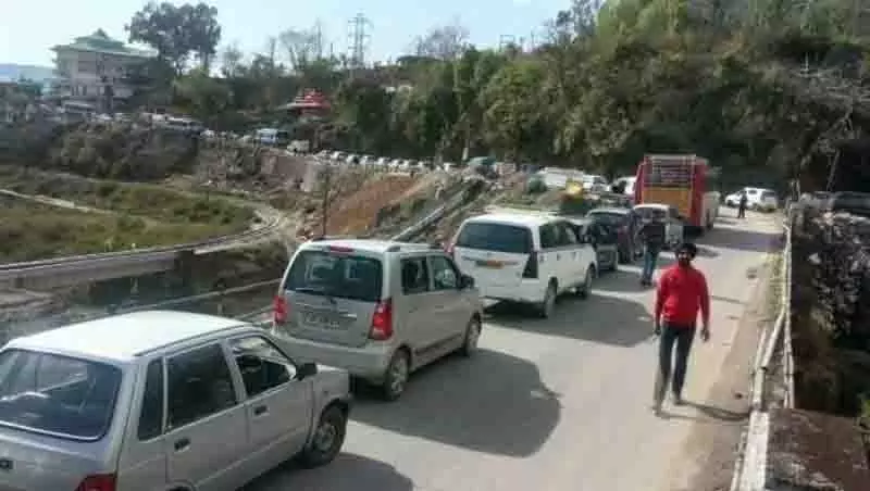 Pathankot-Mandi राजमार्ग दैनिक जाम क्षेत्र में तब्दील Pathankot-Mandi राजमार्ग दैनिक जाम क्षेत्र में तब्दील