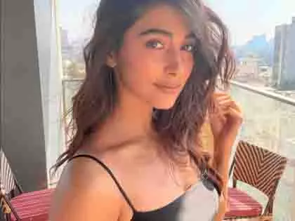 Pooja Hegde: रात की शूटिंग पूरी की, घर के लिए सुबह की उड़ान की तैयारी में Pooja Hegde: रात की शूटिंग पूरी की, घर के लिए सुबह की उड़ान की तैयारी में