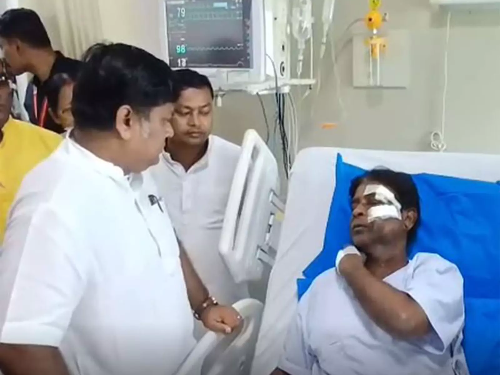 केंद्रीय मंत्री सुकांत मजूमदार ने भाजपा सांसद खगेन मुर्मू से की मुलाकात, जलपाईगुड़ी हमले के बाद समर्थन जताया केंद्रीय मंत्री सुकांत मजूमदार ने भाजपा सांसद खगेन मुर्मू से की मुलाकात, जलपाईगुड़ी हमले के बाद समर्थन जताया