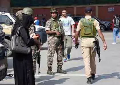 J&K: कुपवाड़ा जिले में पुलिस ने अलगाववादी सहयोगियों के घरों पर छापेमारी की J&K: कुपवाड़ा जिले में पुलिस ने अलगाववादी सहयोगियों के घरों पर छापेमारी की