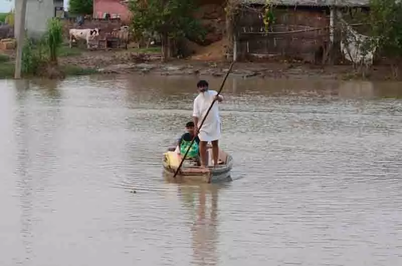 Jalandhar: राज्य मंत्री नाइक ने बाढ़ प्रभावित गांवों का दौरा किया, पीड़ितों को राशन दिया Jalandhar: राज्य मंत्री नाइक ने बाढ़ प्रभावित गांवों का दौरा किया, पीड़ितों को राशन दिया