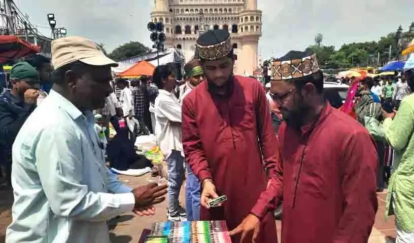 तीन पीढ़ियों से जारी, Hyderabad का सुरमा विक्रेता अपनी पारिवारिक परंपरा को जीवित रखे हुए तीन पीढ़ियों से जारी, Hyderabad का सुरमा विक्रेता अपनी पारिवारिक परंपरा को जीवित रखे हुए