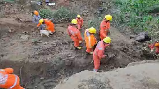 Bilaspur: भूस्खलन से तबाही, 16 की मौत की पुष्टि, राहत अभियान जारी Bilaspur: भूस्खलन से तबाही, 16 की मौत की पुष्टि, राहत अभियान जारी