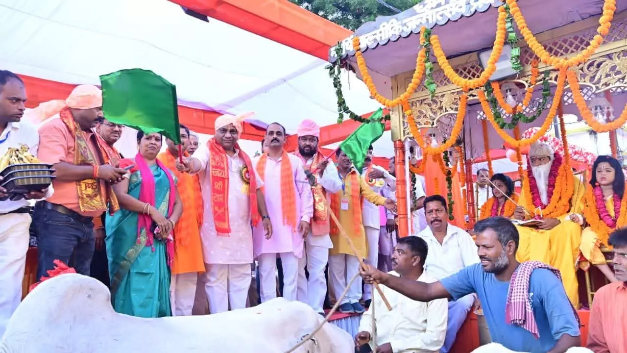 Bareilly: महर्षि वाल्मीकि शोभायात्रा पर पुष्पवर्षा से स्वागत Bareilly: महर्षि वाल्मीकि शोभायात्रा पर पुष्पवर्षा से स्वागत