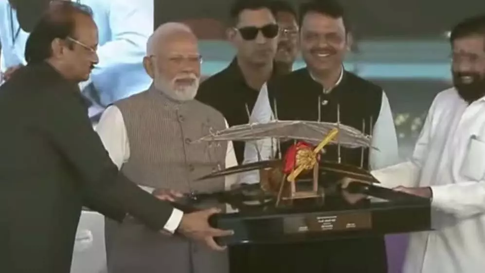 अंतरराष्ट्रीय हवाई अड्डे के उद्घाटन के अवसर पर PM Modi को उपमुख्यमंत्री से यह अनोखा उपहार मिला अंतरराष्ट्रीय हवाई अड्डे के उद्घाटन के अवसर पर PM Modi को उपमुख्यमंत्री से यह अनोखा उपहार मिला