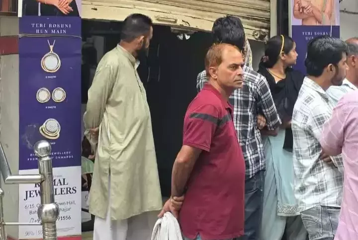 Jhajjar: ज्वैलर्स की दुकान का शटर उखाड़कर चोरी Jhajjar: ज्वैलर्स की दुकान का शटर उखाड़कर चोरी
