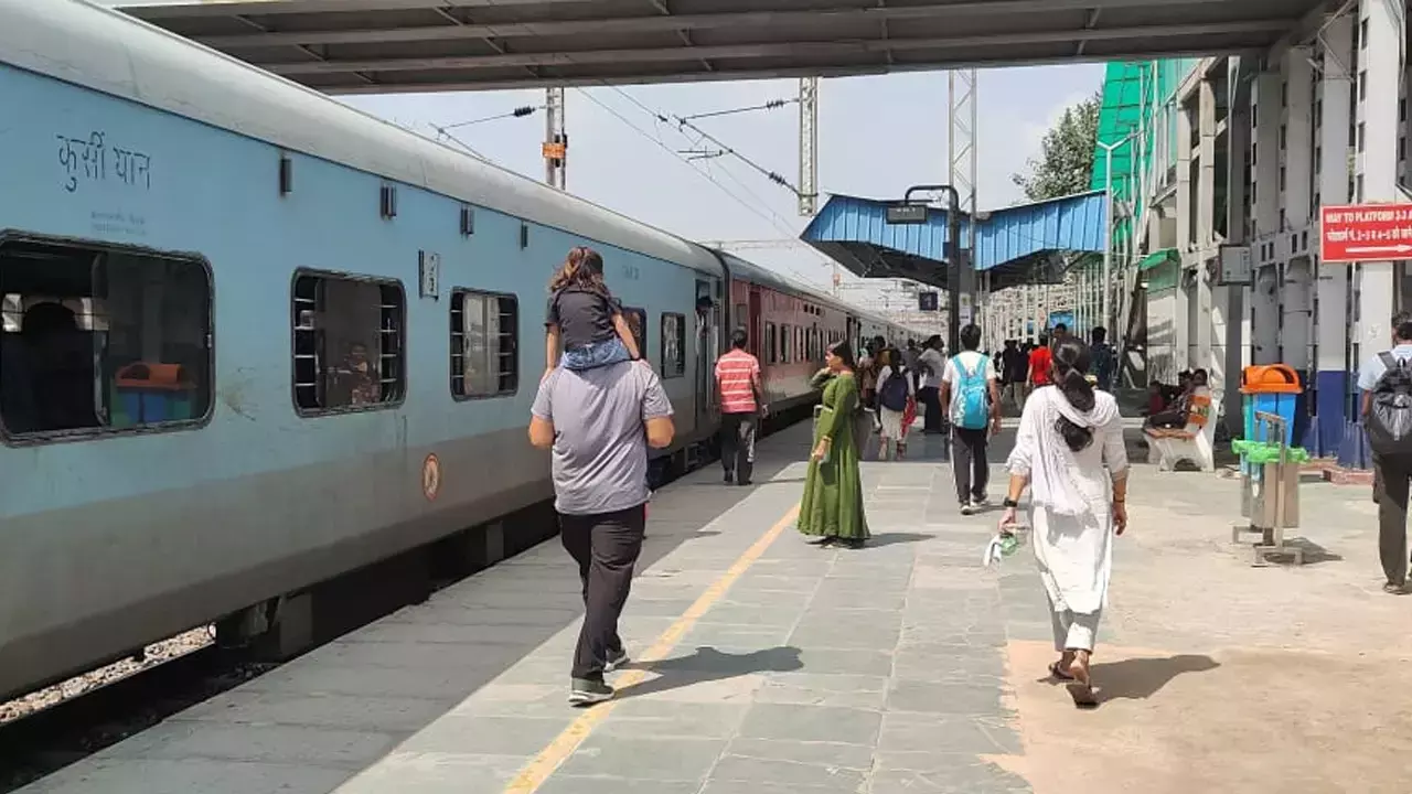 Panipat: ट्रेन लेट, पानीपत जंक्शन पर यात्री परेशान Panipat: ट्रेन लेट, पानीपत जंक्शन पर यात्री परेशान
