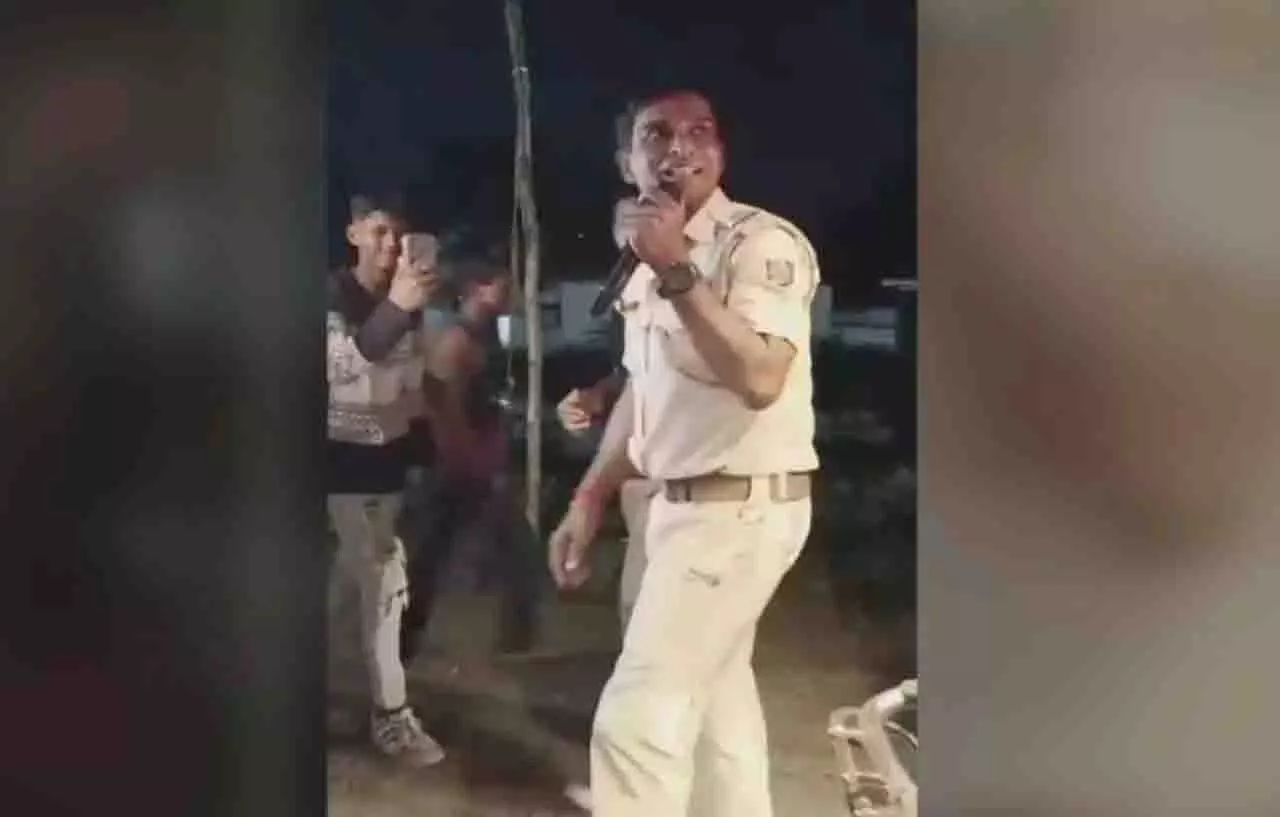 दुर्गा विसर्जन जुलूस में ओडिशा पुलिस के ASI ने गाकर जीता लोगों का दिल दुर्गा विसर्जन जुलूस में ओडिशा पुलिस के ASI ने गाकर जीता लोगों का दिल