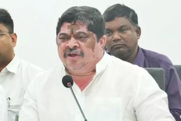 Telangana के मंत्री की सहकर्मी के बारे में भैंस वाली टिप्पणी से कांग्रेस शर्मिंदा Telangana के मंत्री की सहकर्मी के बारे में भैंस वाली टिप्पणी से कांग्रेस शर्मिंदा