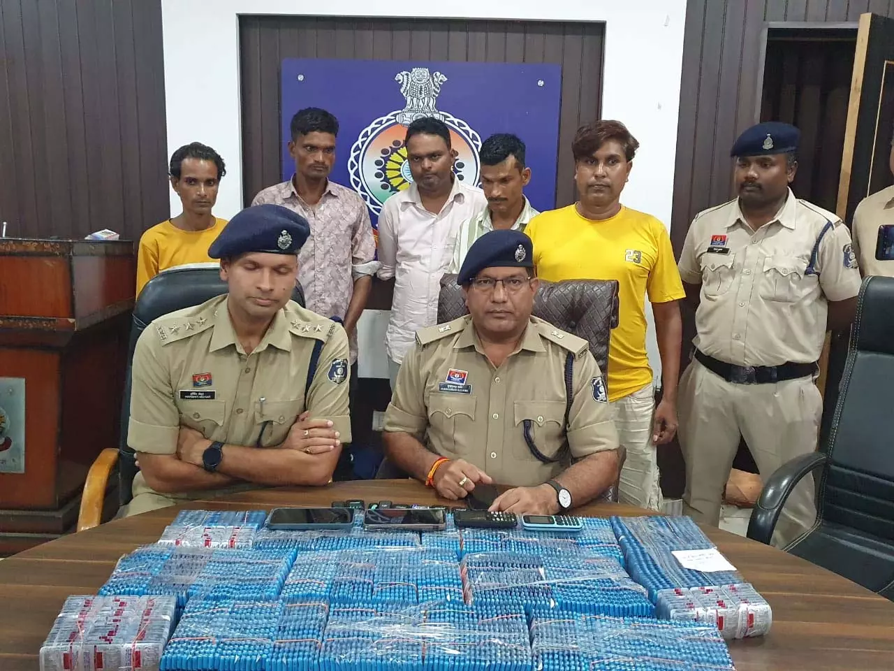 ऑपरेशन विश्वास: दुर्ग पुलिस का छापा, UP के 5 तस्कर गिरफ्तार ऑपरेशन विश्वास: दुर्ग पुलिस का छापा, UP के 5 तस्कर गिरफ्तार