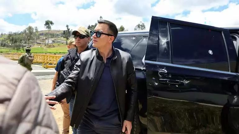 Ecuador के राष्ट्रपति के काफिले पर बंदूक से हमला, कोई हताहत नहीं Ecuador के राष्ट्रपति के काफिले पर बंदूक से हमला, कोई हताहत नहीं