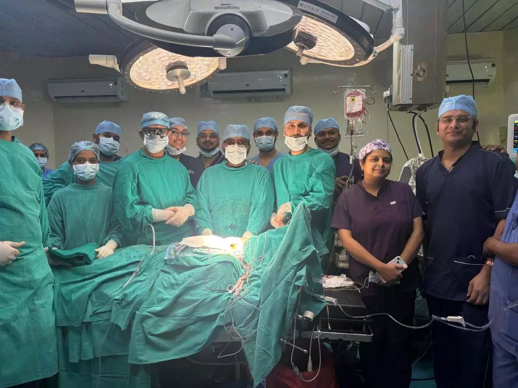 हृदय के पास छिपा था कैंसर, डॉक्टरों ने ढूंढकर किया ऑपरेशन, दी नई ज़िंदगी हृदय के पास छिपा था कैंसर, डॉक्टरों ने ढूंढकर किया ऑपरेशन, दी नई ज़िंदगी