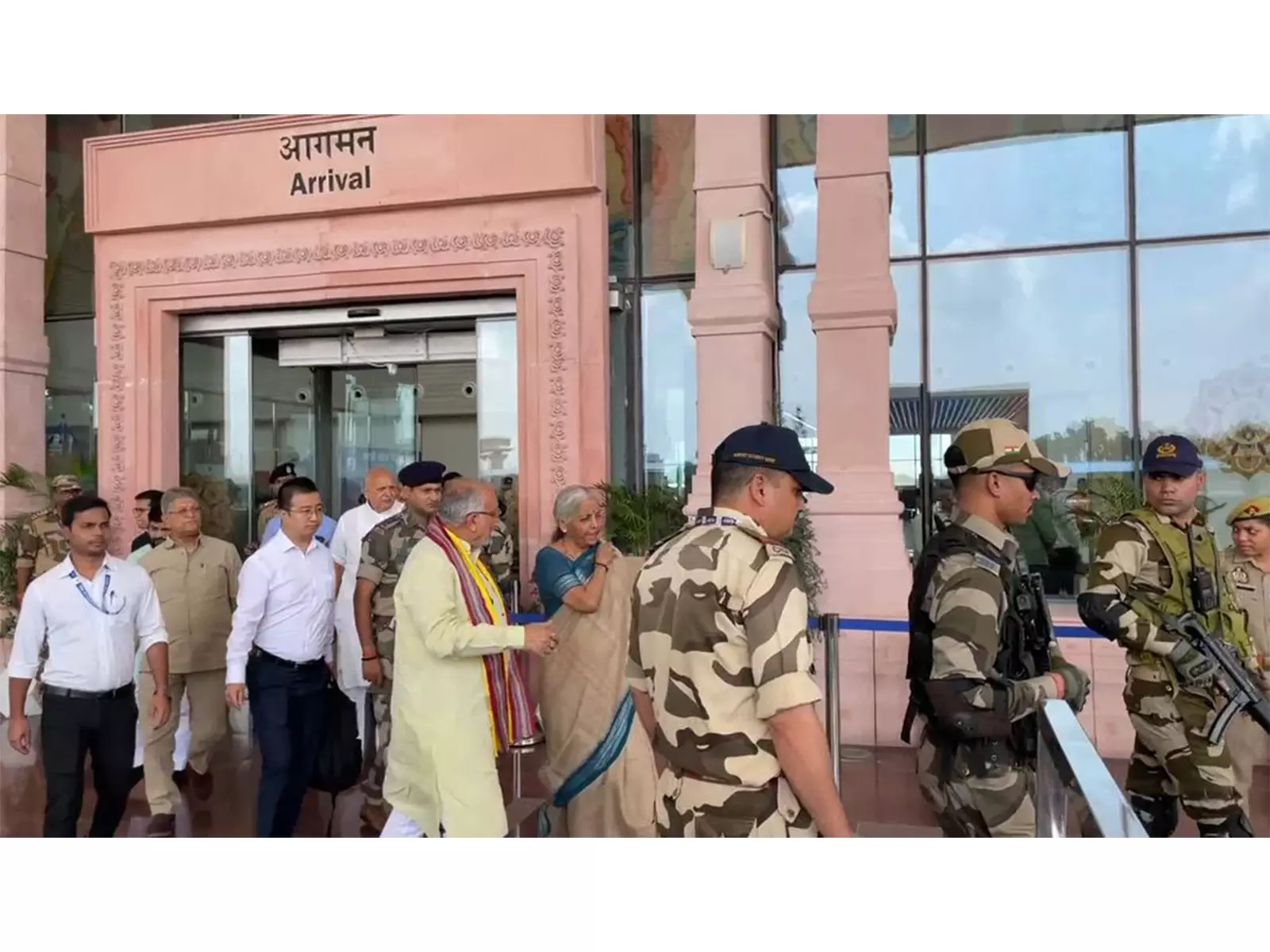 केंद्रीय वित्त मंत्री निर्मला सीतारमण दो दिवसीय दौरे पर पहुंचीं Ayodhya केंद्रीय वित्त मंत्री निर्मला सीतारमण दो दिवसीय दौरे पर पहुंचीं Ayodhya