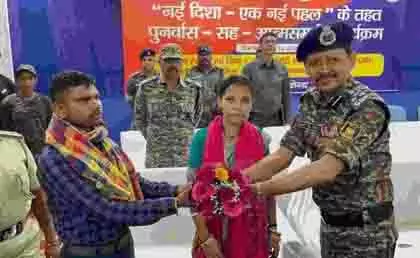 Jharkhand: कई मामलों में वांछित माओवादी दंपति ने गिरिडीह में आत्मसमर्पण किया Jharkhand: कई मामलों में वांछित माओवादी दंपति ने गिरिडीह में आत्मसमर्पण किया