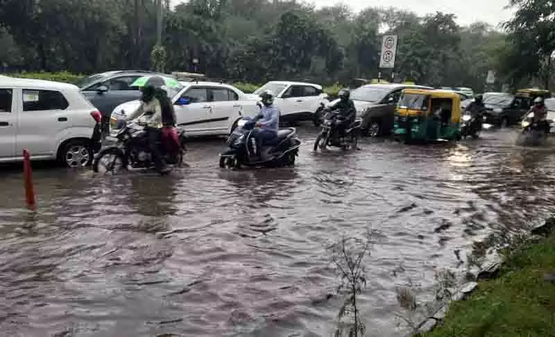 Chandigarh में दूसरे दिन भी भारी बारिश, पारा तेजी से गिरा Chandigarh में दूसरे दिन भी भारी बारिश, पारा तेजी से गिरा