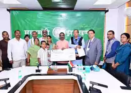 CM हेमंत सोरेन ने शहीद जवानों के परिजनों को दिया वित्तीय सहायता CM हेमंत सोरेन ने शहीद जवानों के परिजनों को दिया वित्तीय सहायता