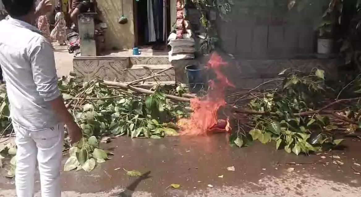 Nashik: सतपुर में माचिस की तीली से पेट्रोल जलने से छह लोग झुलसे Nashik: सतपुर में माचिस की तीली से पेट्रोल जलने से छह लोग झुलसे