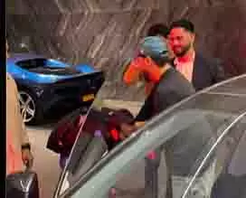 Rohit Sharma भड़के, प्रशंसक द्वारा पैर छूने की कोशिश पर जताई नाराजगी Rohit Sharma भड़के, प्रशंसक द्वारा पैर छूने की कोशिश पर जताई नाराजगी