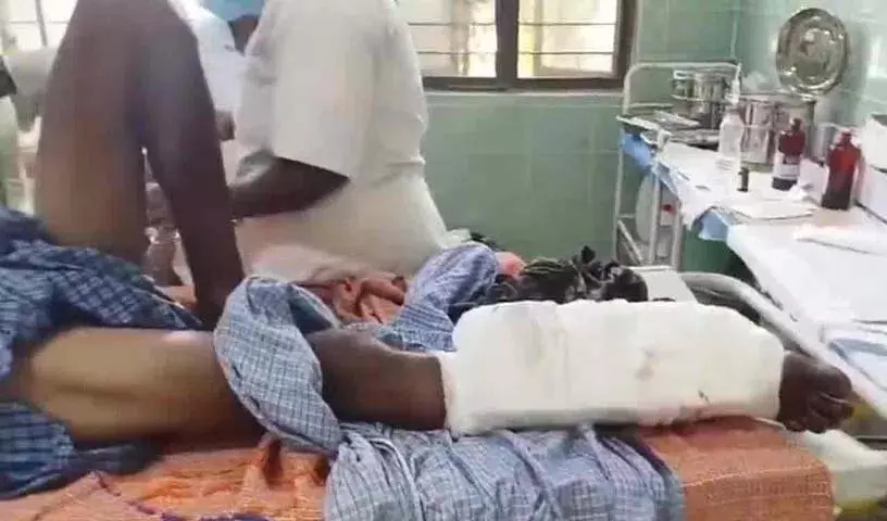 खेत में बम फटा.. एक किसान का पैर कुचला गया खेत में बम फटा.. एक किसान का पैर कुचला गया