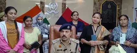 दीपावली से पहले मेरठ पुलिस का लोगों को तोहफा, 40 लाख कीमत के 217 मोबाइल सौंपे दीपावली से पहले मेरठ पुलिस का लोगों को तोहफा, 40 लाख कीमत के 217 मोबाइल सौंपे