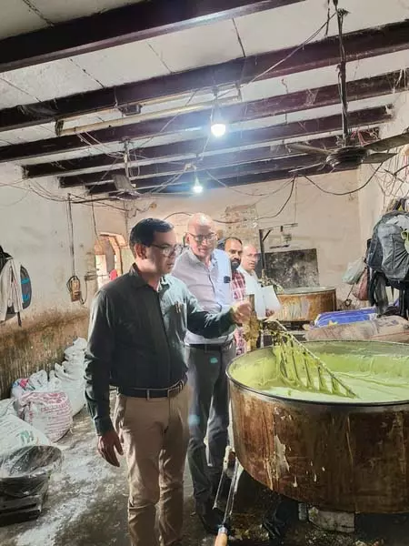 नोएडा: दिवाली से पहले खाद्य विभाग का एक्शन, 1100 किलो प्रदूषित मिठाई नष्ट नोएडा: दिवाली से पहले खाद्य विभाग का एक्शन, 1100 किलो प्रदूषित मिठाई नष्ट