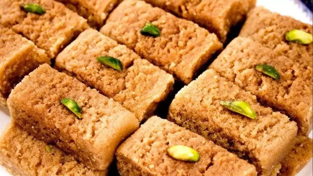 Milk Cake में मिलावट तो नहीं? जानिए मिठाई शुद्ध है या मिलावटी, पहचानने के आसान तरीके Milk Cake में मिलावट तो नहीं? जानिए मिठाई शुद्ध है या मिलावटी, पहचानने के आसान तरीके
