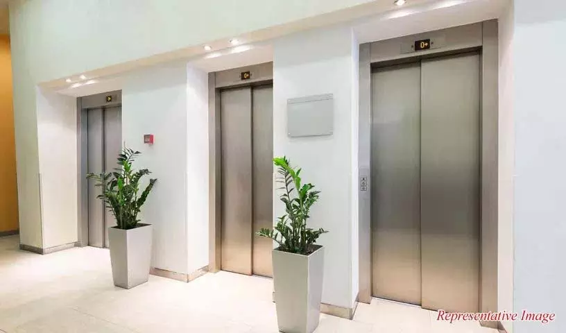 Ameerpet में बिना लिफ्ट के दरवाजा खुला तो आदमी तहखाने में गिरा Ameerpet में बिना लिफ्ट के दरवाजा खुला तो आदमी तहखाने में गिरा