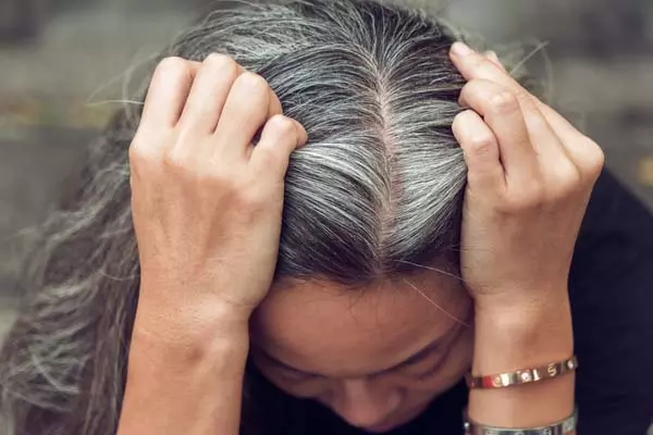 सफेद Hair को जड़ से काला करने के 5 असरदार घरेलू उपाय सफेद Hair को जड़ से काला करने के 5 असरदार घरेलू उपाय