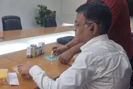 नोएडा: कफ सिरप को लेकर कई फैक्ट्री में औषधि विभाग ने की जांच नोएडा: कफ सिरप को लेकर कई फैक्ट्री में औषधि विभाग ने की जांच