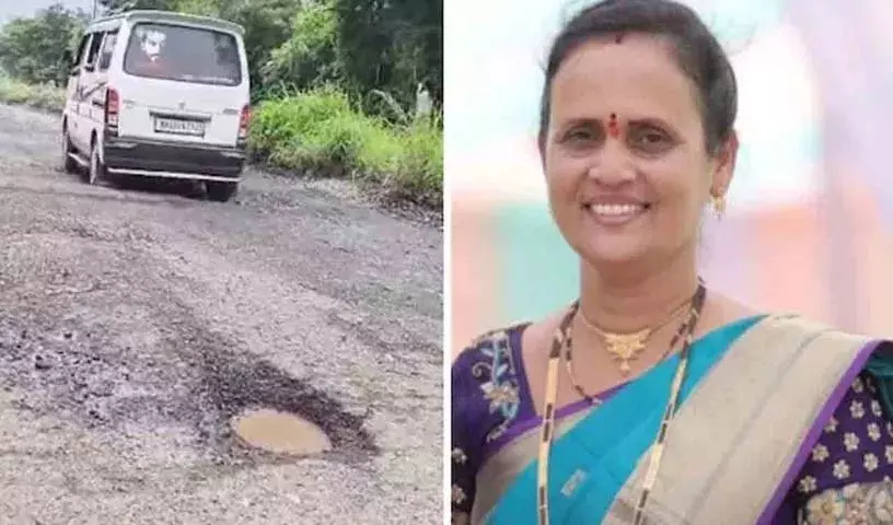 गड्ढे के कारण पति की बाइक से गिरकर पत्नी की मौत गड्ढे के कारण पति की बाइक से गिरकर पत्नी की मौत