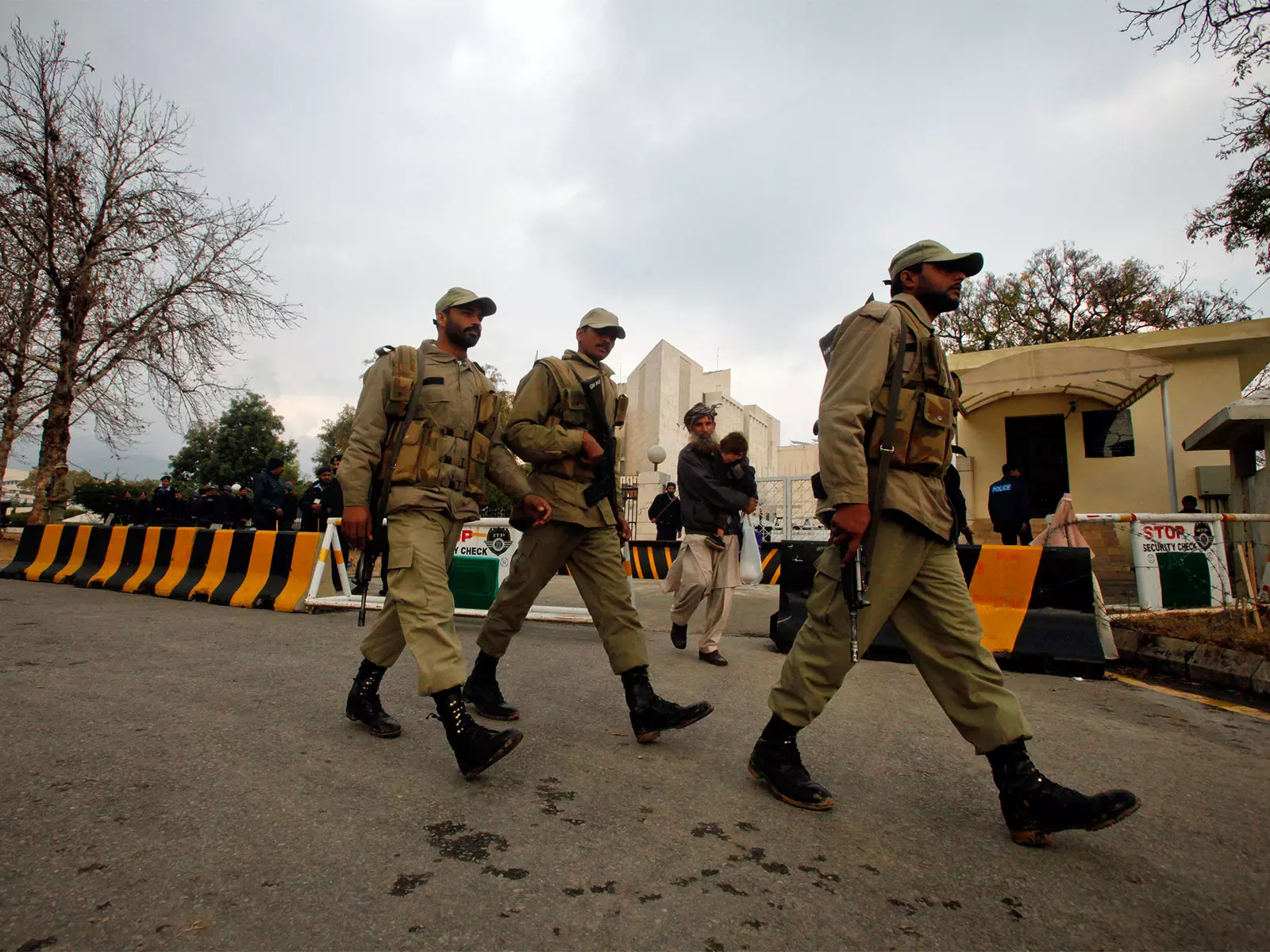 Balochistan: पाकिस्तान के सैन्य अभियान से ज़ेहरी में भय और सन्नाटा Balochistan: पाकिस्तान के सैन्य अभियान से ज़ेहरी में भय और सन्नाटा