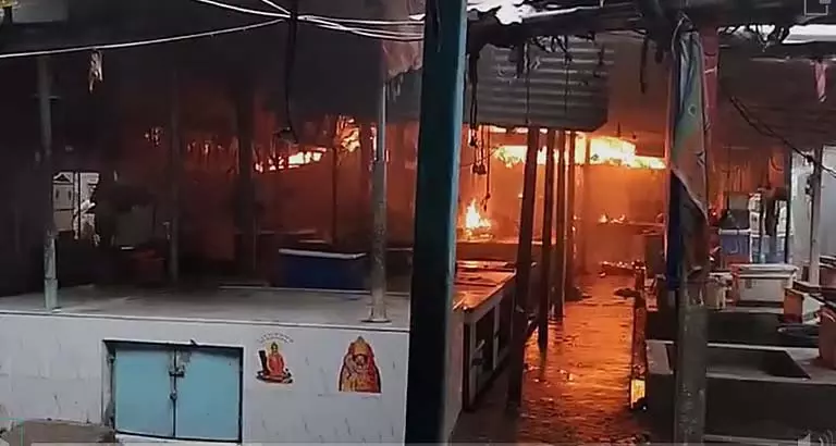 दक्षिण कोलकाता में भीषण आग, कई दुकानें जलकर खाक दक्षिण कोलकाता में भीषण आग, कई दुकानें जलकर खाक