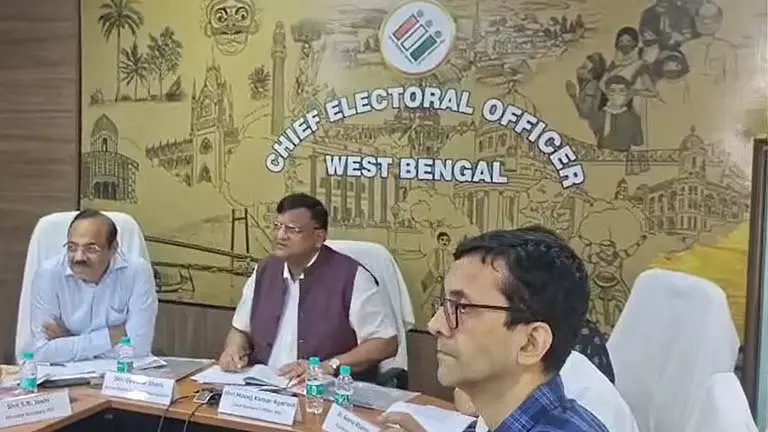 बंगाल में SIR की तैयारियां शुरू, कोलकाता में टीम की बैठक बंगाल में SIR की तैयारियां शुरू, कोलकाता में टीम की बैठक