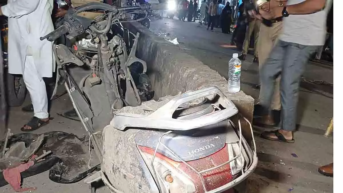 Kanpur: मरकज़ मस्जिद के पास खड़े दो स्कूटरों में शक्तिशाली विस्फोट Kanpur: मरकज़ मस्जिद के पास खड़े दो स्कूटरों में शक्तिशाली विस्फोट