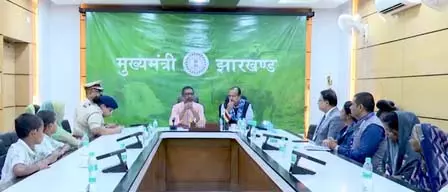 शहीद जवानों के परिजनों को मिली 1.10 करोड़ की सम्मान राशि : हेमंत सोरेन शहीद जवानों के परिजनों को मिली 1.10 करोड़ की सम्मान राशि : हेमंत सोरेन