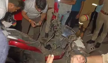 विस्फोट: 10 से 12 लोग घायल, पुलिस जांच में जुटी विस्फोट: 10 से 12 लोग घायल, पुलिस जांच में जुटी