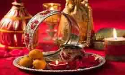 Karva Chauth Katha: सुहागिन महिलाओं को करवा चौथ पर पढ़नी चाहिए ये कथा, तभी मिलेगा व्रत का लाभ Karva Chauth Katha: सुहागिन महिलाओं को करवा चौथ पर पढ़नी चाहिए ये कथा, तभी मिलेगा व्रत का लाभ