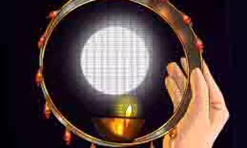 Karwa Chauth Mantras :करवा चौथ के दिन करें इन चमत्कारी मंत्रों का जाप, आएंगी खुशियां