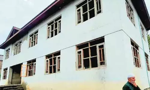 Sopore: अधूरे मैरिज हॉल को लेकर व्यापारी संघ और स्थानीयों की चिंता Sopore: अधूरे मैरिज हॉल को लेकर व्यापारी संघ और स्थानीयों की चिंता