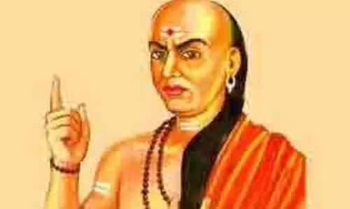 Chanakya Niti: दिन की शुरुआत करें चाणक्य की इन सीखों के साथ, सफलता और सुख खुद चलकर आएंगे आपके पास Chanakya Niti: दिन की शुरुआत करें चाणक्य की इन सीखों के साथ, सफलता और सुख खुद चलकर आएंगे आपके पास