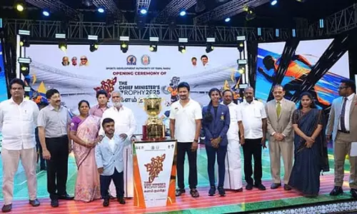 Tamil Nadu : उपमुख्यमंत्री उदयनिधि स्टालिन ने ट्रॉफी पेश की