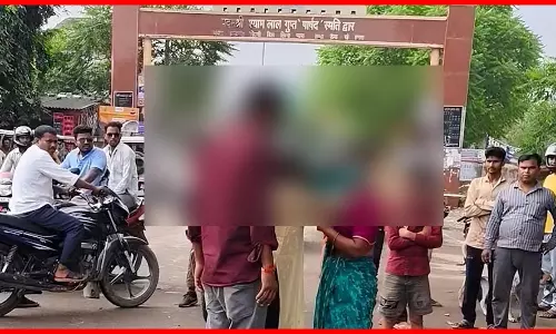 सड़क पर हाईवोल्टेज ड्रामा, पत्नी ने पति को रंगे हाथ पकड़ा, प्रेमिका के होश उड़ गए