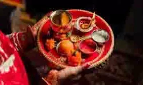 Karwa Chauth Ki Aarti: करवा चौथ पर महिलाएं करें ये आरती, पति की होगी लंबी उम्र और सभी विघ्नों का नाश Karwa Chauth Ki Aarti: करवा चौथ पर महिलाएं करें ये आरती, पति की होगी लंबी उम्र और सभी विघ्नों का नाश
