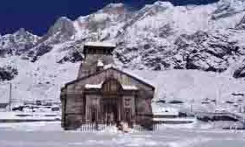 Kedarnath Dham : दूसरे दिन भी बर्फबारी , श्रद्धालुओं का उत्साह बरकरार Kedarnath Dham : दूसरे दिन भी बर्फबारी , श्रद्धालुओं का उत्साह बरकरार