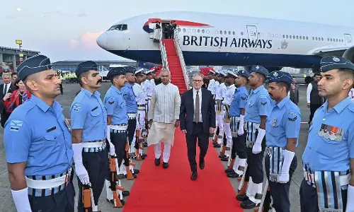 British के प्रधानमंत्री कीर स्टारर दो दिवसीय भारत यात्रा पर मुंबई पहुंचे British के प्रधानमंत्री कीर स्टारर दो दिवसीय भारत यात्रा पर मुंबई पहुंचे